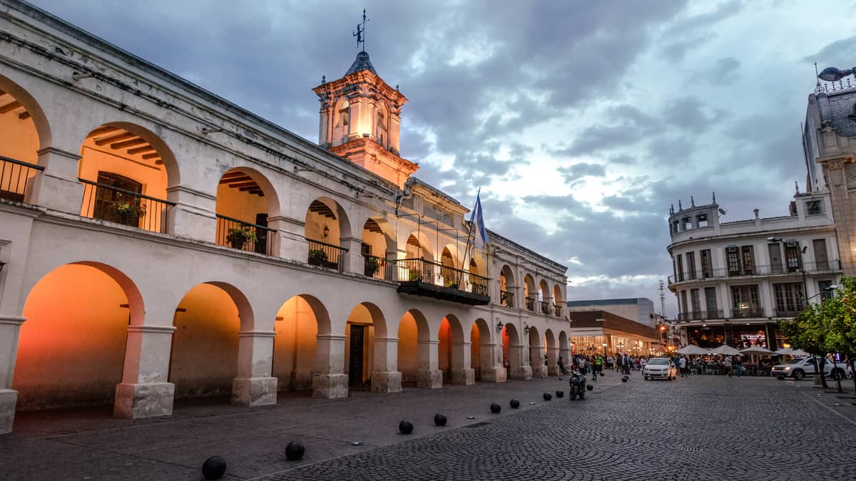 salta-centro-cabildo-savarin-turismo